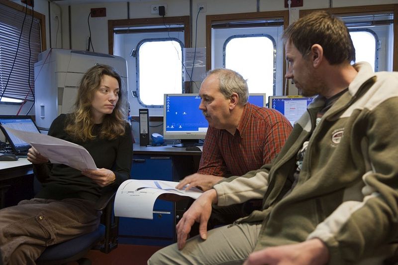 Die beteiligten Wissenschaftler Miriam Römer, Gerhard Bohrmann und Paul Wintersteller diskutieren Ergebnisse einer Echolot-Untersuchung. (Bild: MARUM)