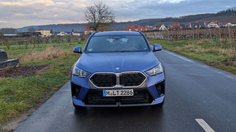 1. Das Design: BMW hat das Design des X2 im Zuge des Modellwechsels grundlegend überarbeitet. Der neue X2 wirkt deutlich dynamischer als sein Vorgänger. Die Frontpartie wird von der markanten BMW-Niere dominiert – vor allem nachts, sofern das gewählte Modell, wie im Falle unseres Testwagens, mit der optionalen Konturbeleuchtung ausgestattet ist. (Bild: Mauritz – VCG)