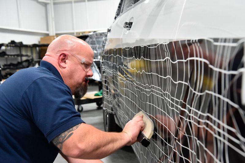 ... und mit Tarnfolie versehen. (Bild: BMW)