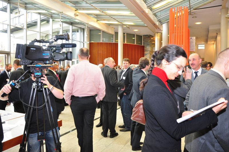 Mittendrin im Getümmel: das Kamerateam von PROCESS (Archiv: Vogel Business Media)