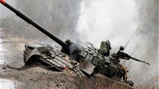 Noch geht es dem deutschen Maschinen- und Anlagenbau gut, wie die Zahlen für Februar, die der VDMA jetzt veröffentlicht hat, belegen. Doch je länger der Ukraine-Krieg dauert, umso eher könnte auch die Konjunktur im Schlamm der Gewalt steckenbleiben, wie dieser Panzer. (Bild: P. Savorov)