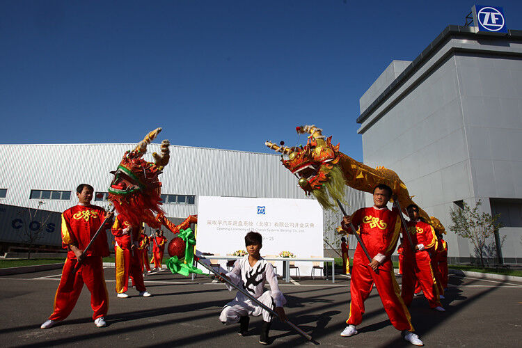 ... chinesische Showkunst zu bestaunen. Im Werk arbeiten 350 Mitarbeiter, die noch im laufenden Jahr ... (Foto: ZF Friedrichshafen)