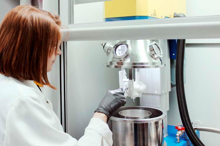 Im neuen Labor in Moskau können hochspezifische Tests durchgeführt werden. Das Bild zeigt Laborassistentin Ekaterina Aleksandrova, die mit Hilfe eines Planetenmischers einen Niedermodul-Dichtstoff auf Basis von silanmodifiziertem Polyether als Bindemittel mischt.  (Wacker AG)