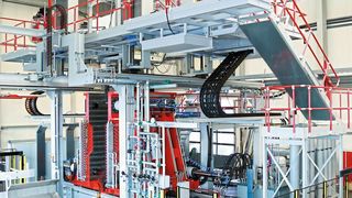 Diese Blasformanlage für Kunststoffteile mit Zusatzaggregat hat Roth entwickelt. Sie gehört zu den größten ihrer Art und steht am Roth-Standort Watertown in den USA. Sie erreicht eine Schließkraft von 300 t. (Roth)