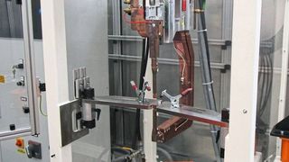 Leichtbau mit Aluminium wird auch bei Volkswagen geschätzt. Der Konzern setzt dabei jetzt auf eine ganz besondere, neuartige Punktschweißmethode Hier die Versuchsanlage bei Volkswagen: Seit mehr als einem Jahr erfolgen die Schweißversuche mit den vibrierenden Elektroden auf Basis der „magneticdrive“-Technologie von Nimak. (Volkswagen AG)