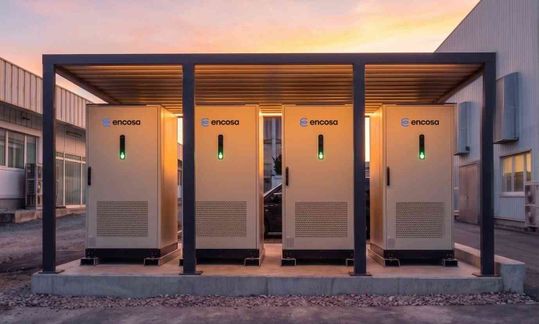 Vier Batteriespeicher von encosa am Werk eines mittelständischen Unternehmens. (Bild:  encosa energy)