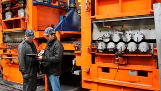 Mit seiner Feinrichtanlage für Warmbreitband kann das SLC besondere Toleranzen in Ebenheit und Länge einhalten. (SLC)