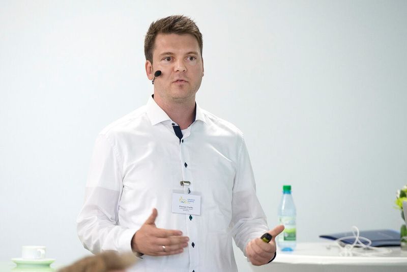 ...Florian Fuchs, wie man dem zunehmenden Kundenwunsch nach Individualisierung im Maschinenbau nachkommt.  (J. Untch / Vogel Communications Group GmbH & Co. KG)