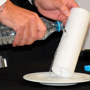 Bei der Produktvorstellung auf der Automechanika 2018 demonstrierten die Entwickler auf ungewöhnliche Weise die wasserabweisenden Eigenschaften des neuen Filtermediums.(Bild:  Holz/»kfz-betrieb«)