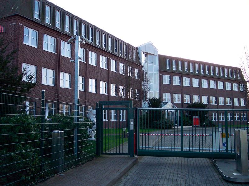 Für 52 Milliarden Euro hat der US-amerikanische Pharmakonzern Pfizer den US-Rivalen Wyeth gekauft. Zum Zeitpunkt des Kaufs zählten beiden Unternehmen zu den zehn größten Pharmaunternehmen der Welt. Die Übernahme sorgt jedoch auch für Negativ-Schlagzeilen, da Medienberichten zufolge zwischen 13.000 und 20.000 Arbeitsplätze wegfallen sollten. Seine Spitzenposition als weltgrößtes Pharmaunternehmen verlor Pfizer 2012 an den Schweizer Pharmakonzern Novartis. (Bild: Weyth Gebäude / Stahlkocher / CC BY-SA 3.0)