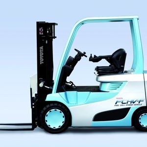 Bild 2: Auf der Cemat 2005 stellte Toyota seinen ersten Brennstoffzellen-Stapler vor.