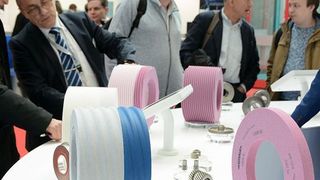 Bis sich solche Szenen im Rahmen der Leitmesse der Schleiftechnik namens Grindtec in Augsburg wieder abspielen vergehen zwar noch einige Monate, doch im Hintergrund laufen die Vorbereitungen bereits auf Vollgas. 80 % der Ausstellungsfläche sind nach Aussage der AFAG Messen und Ausstellungen GmbH bereits belegt. (AFAG)