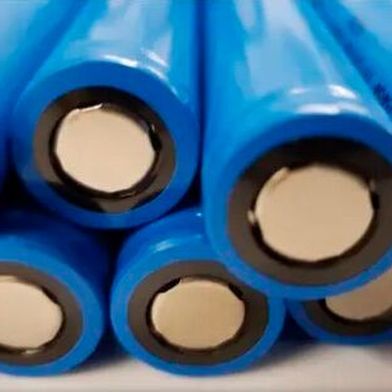 Den Batterien gehört die Zukunft, wenn man Experten glauben darf, die den Blick auf Energiespeicher und Antriebsmöglichkeiten der Zukunft richten. Dazu braucht es auf Lithium basierende Materialien. Century Lithium hat zu deren Herstellung jetzt einen Meilenstein erreicht ... (Bild: Lithiumium)