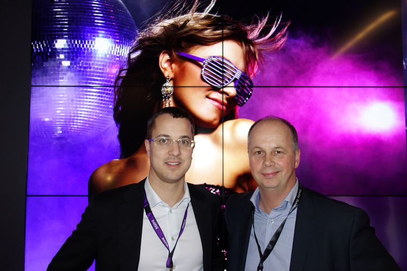 Bei (l.) Dominic Mein, BenQ und Cord Föge, VAV ist der Saturday Night Fever ausgebrochen. (Bild: IT-BUSINESS)