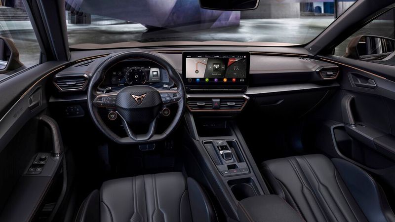 Der Innenraum ist in Schwarz gehalten, wird aber durch kupferfarbene Nähte akzentuiert. (Bild: Seat)