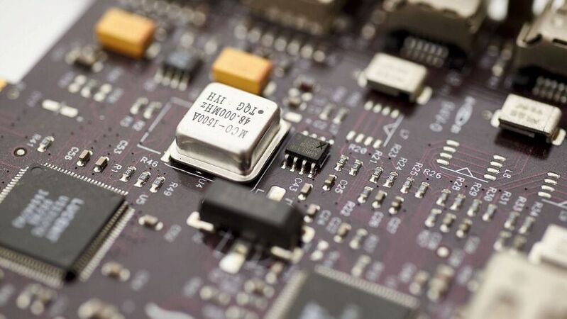 Je mehr Verbindungen und Schaltmöglichkeiten für eine Funktion gebraucht werden, desto mehr Mikrochips bedarf es.