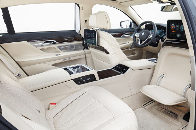 Für Komfort auf der Rückbank sorgt in den Langversionen des 7er die optional erhältliche Executive Lounge mit klimatisierten Massagesitzen und extra viel Platz. (Foto: BMW)