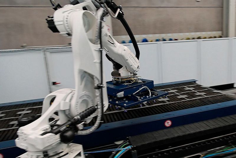 Auch in der Coil-Laser-Anlage sorgt Arku mit einem Roboter für das automatisierte Handling der Laserschneidteile. (Bild: Maschinenmarkt/rw)