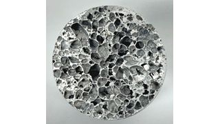 Blick ins Innere eines zylindrischen Bauteils aus Aluminiumschaum. Dieses wurde aber nicht aus Primärpulver hergestellt, sonder aus gemahlenen Spänen aus der Industrie, die bei der Bearbeitung von Bauteilen anfallen. Das, so das Fraunhofer IWU braucht weniger Energie. Die Zellstruktur steht der von konventionellem Aluminiumschaum in nichts nach, weshalb auch die mechanischen Eigenschaften sich quasi gleichen. (Bild: Fraunhofer IWU)