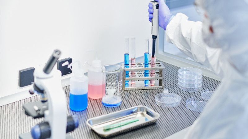 Reinräume in der Pharma- und Medizintechnik sind unverzichtbar. Modulare Betriebsmittel von item für die Reine Produktion und andere Bereiche lassen sich flexibel anpassen. So erfüllen Sie zu jeder Zeit alle relevanten Anforderungen der Branche. (Bild:  item)