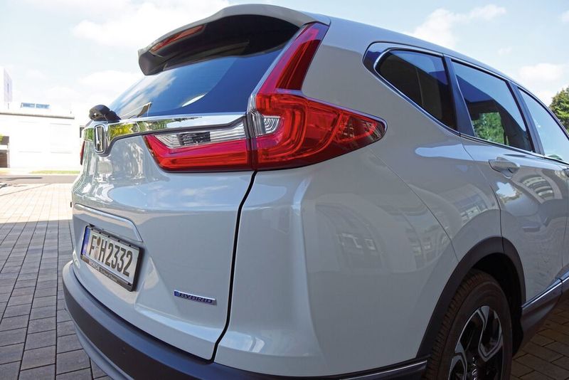 Laut Honda wurde viel simuliert und im Windkanal getestet: Abrisskanten an der Karosserie und den Heckleuchten sollen den Luftstrom besser brechen. Der Dachkantenspoiler soll Verwirbelungen verringern. (Sven Prawitz/»Automobil Industrie«)