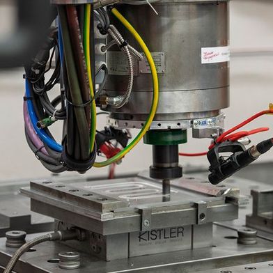 Measuring setup for friction stir welding: Modular acoustic measuring system with flexibly positioned microphones for recording tool wear and process deviations in real time. (Image:Fraunhofer IDMT)