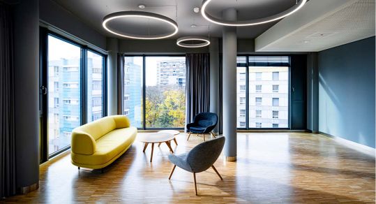 Gemeinsames Arbeiten an hellen Arbeitsplätzen und in offenen, flexiblen Raumstrukturen. (Bild:  Frank Blümler)