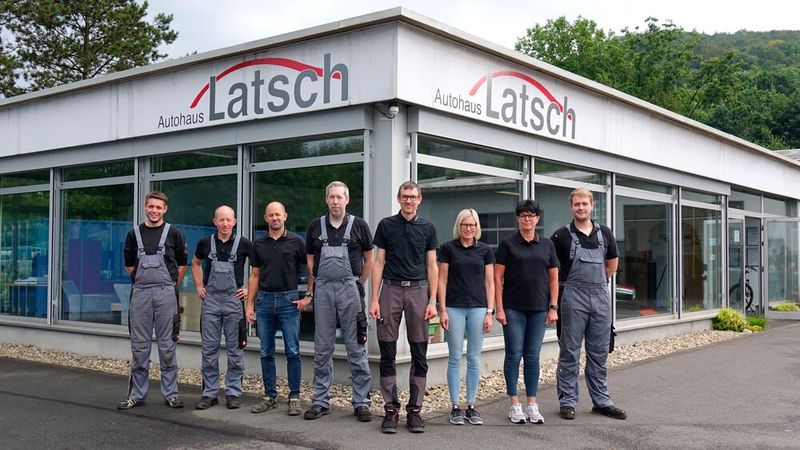 Mit seinem kleinen Team, aber großer Kompetenz und durchgängiger Digitalisierung sieht sich Christian Latsch (Mitte), der die Geschäftsführung in diesem Jahr von seinem Vater übernommen hat, gut aufgestellt für die Zukunft. (Bild: Rosenow – VCG)