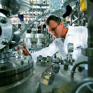 Fermentation im 5000-Liter-Fermenter: Marktforscher gehen davon aus, dass der Anteil biotechnischer Methoden an allen Produktionsverfahren in der europäischen Chemie von derzeit 5% auf 15% bis 2015 ansteigen wird.