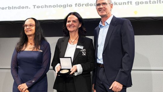 Bettina Schall, managing director of Schall trade fair promoters, presented a personalised award to 12 companies that exhibited at the very first Fakuma in 1981 and are still among the exhibitors today. (Source:  Schall)