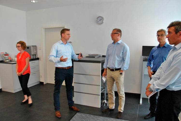 Andreas Mossandl empfing die Jury des Service Awards in seinem hellen Empfangsbereich für die Kunden. (Foto: Wenz)