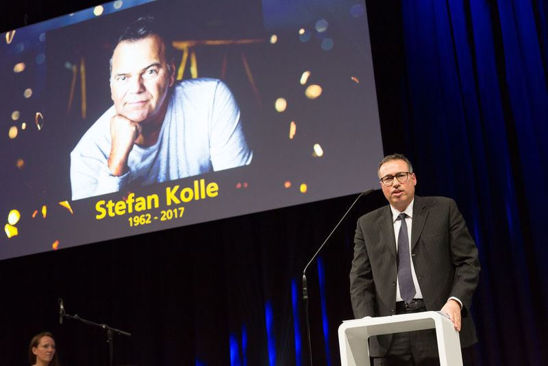 Im nächsten Programmpunkt ehrte die Wirtschaftswoche zum vierten Mal bedeutende Persönlichkeiten der Werbebranche und nahm Stefan Kolle posthum in die „Hall of Fame der deutschen Werbung“ auf. Die bewegende Laudatio auf Stefan Kolle hielt Frank-Michael Schmidt, CEO der Scholz & Friends Group.  (Hasan Baran Özkan / GWA)