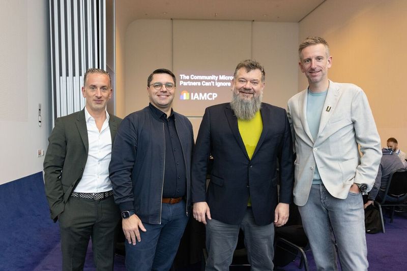 (v. l.) Thorsten Oevel (Pax8) mit Carlo Dannies (Hafn), Oliver Renner (IT2) und Harald Nuij (Pax8)  (Bild: Pax8)