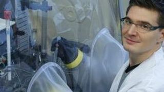 Kai Schuchmann bei seiner Arbeit an Sauerstoff empfindlichen Bakterien im Anaerobenzelt. (Bild: Uwe Dettmar)