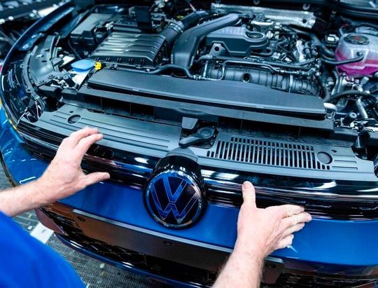 Heiße Batterie! Erst vor Kurzem mussten weltweit massiv Fahrzeuge von Volkswagen und den Töchstern wegen Problemen zurückgerufen werden. Jetzt macht ein weiterer Mangel die nächste Rückrufaktion erforderlich ...(Bild:  Volkswagen)
