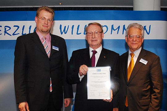 Glückwünsche vom Landesverband: Carsten Beuß, stellvertretender Hauptgeschäftsführer LV Baden-Württemberg (li.) und Dr. Harry Brambach, Präsident LV Baden-Württemberg, überreichen Dieter Ernst, Obermeister Innung Rhein-Neckar-Odenwald, eine Urkunde zum 75-jährigen Bestehen der Innung. (Archiv: Vogel Business Media)