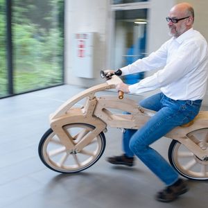 Am 12. Juni 2017 feiert die erste Radtour ihren 200. Geburtstag. Aus diesem Anlass fasste Holger Hermanns, Professor für Informatik an der Universität des Saarlandes den Entschluss, das Laufrad des Karl von Drais nachzubauen und es dabei gleich mit einem Elektroantrieb auszustatten.(Bild:  Oliver Dietze / Uni des Saarlandes)