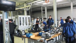 Für 48 Auszubildende, Werkzeugmechaniker, Stanz- und Umformtechniker, Fachkräfte für Metalltechnik und Maschinen- und Anlagenführer ist das Ausbildungszentrum die erste Anlaufstelle. (Kunzmann)