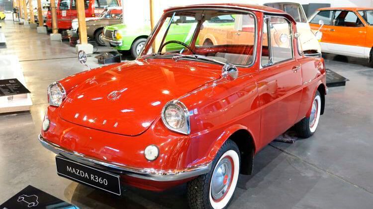 Der R 360, ein Coupé, war Mazdas erstes Pkw-Modell. Es war in der japanischen „Kei-Car“-Klasse angesiedelt und wurde 1960 präsentiert. Als Antrieb dient ein luftgekühlter Zweizylinder-Viertaktmotor mit 356 Kubik im Heck, der 12 kW/16 PS leistete. Als Besonderheit gab es den R 360 sogar mit einem Zweistufen-Automatikgetriebe mit Drehmomentwandler. Damit begründete Mazda seinen Ruf in Japan, behindertengerechte Fahrzeuge herzustellen. (Bild: Dominsky/»kfz-betrieb«)