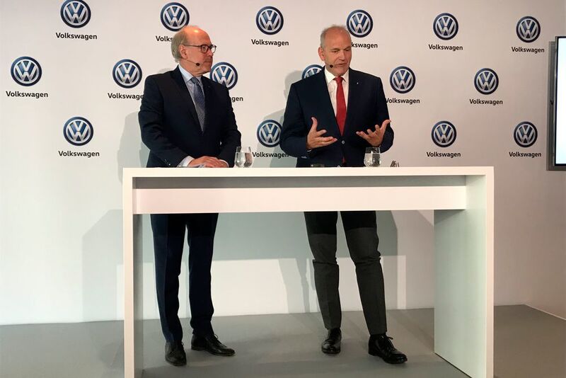 Matti Pörhö, Präsident des European Dealer Councils (li.), und VW-Vertriebsvorstand Jürgen Stackmann präsentierten Details zur künftigen Zusammenarbeit zwischen Hersteller und Handel. (Seyerlein / »kfz-betrieb«)