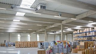 Eine Lagerhalle richtig und energieeffizient zu temperieren, gehört schon zu den größeren Herausforderungen für Heizungs- und Lüftungsbauer. (mister*lady)