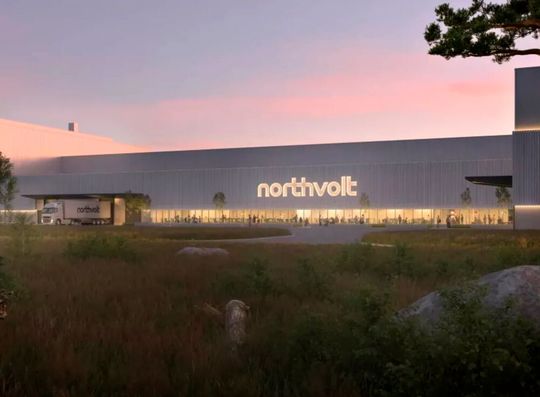 Abenddämmerung umgibt das Northvolt-Werk in Schweden. Nach dem Involvenzantrag vor einiger Zeit, wird jetzt klar, dass rund 2.800 schwedische Mitarbeiter ihre Jobs verlieren. Hier mehr zu dem, was nun Stand der Dinge ist ...(Bild:  Northvolt)