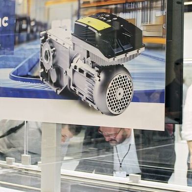 Lenze zeigt Neuheiten aus der Antriebstechnik, die die Effizienz und Produktivität von Maschinenherstellern steigern können. (Bild: Lenze)