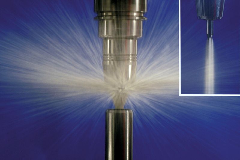 Die Kühlung dank eines ausgeklügelten Kühlkanalsystems genau dorthin, wo die Späne erzeugt werden, und führen die Prozesswärme ab. (Bild: Mikron)