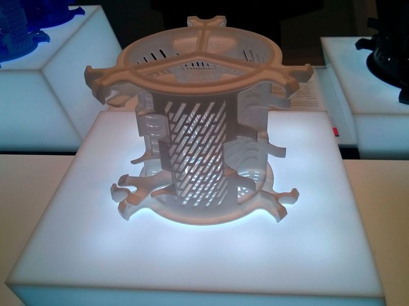 ... Kunden steht damit ein System zur Verfügung, das sich durch maximale Produktivität auszeichnet, bereit ist für eine weitere Automatisierung der Technologie und Kunststoffe bei Betriebstemperaturen von bis zu 300 °C verarbeiten kann.  (D.Quitter/konstruktionspraxis)
