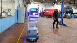 Der Lieferroboter des dänischen Herstellers MIR fährt auf seiner festgelegten Route nacheinander die Mechaniker-Arbeitsplätze an. (Bild: Rosenow/»kfz-betrieb«)