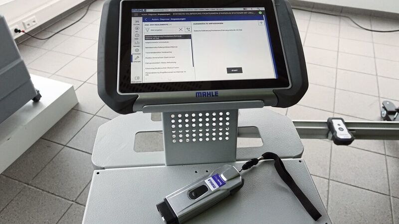 Das Mahle-System zum Kalibrieren von Fahrerassistenzsystemen umfasst unter anderem einen Tablet-PC samt vollständiger Multimarkendiagnose und eine Funk-Fahrzeugschnittstelle. (Dominsky»/kfz-betrieb«)