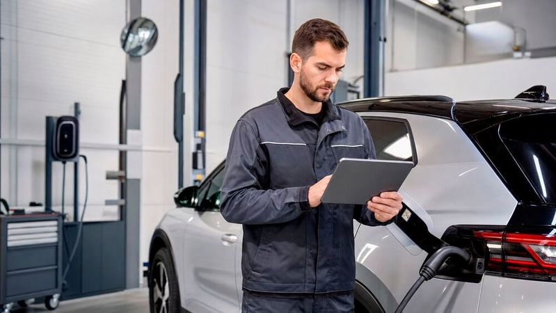 Um Elektrounfälle zu vermeiden, verlangt der Gesetzgeber jährliche Sensibilisierungen der Belegschaft.(Bild:  kfz-betrieb (KI-generiert))