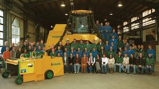 Der Backhus 17.55 ist der 500. Umsetzer des Unternehmens. Im Vergleich dazu: vorne links die erste Kompostiermaschine des Unternehmens. (Archiv: Vogel Business Media)