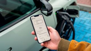 Digitales Zahlen an der Ladesäule ist komfortabel – Betrüger nutzen aber bestimmte, meist menschliche Schwachstellen aus. (Bild: Kia)